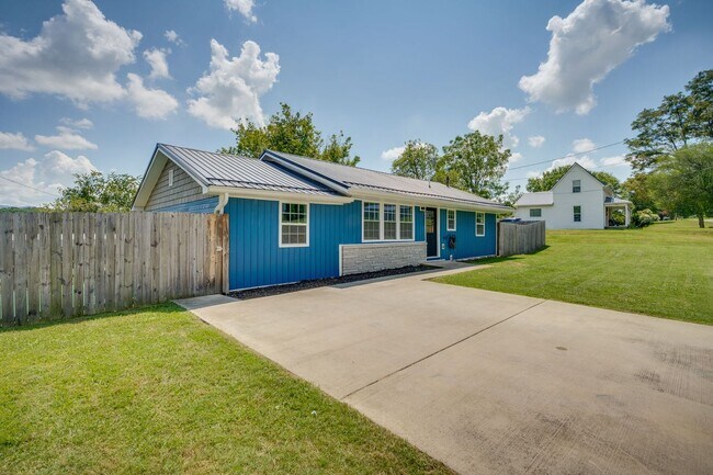 Building Photo - 3 Bed/2 Bath fully Renovated House