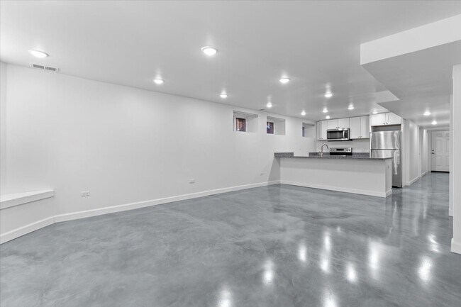 Building Photo - 722 S Laflin St