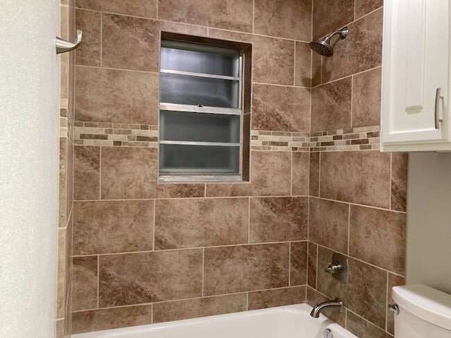 Building Photo - Spacious Executive 4 Bedroom Home
