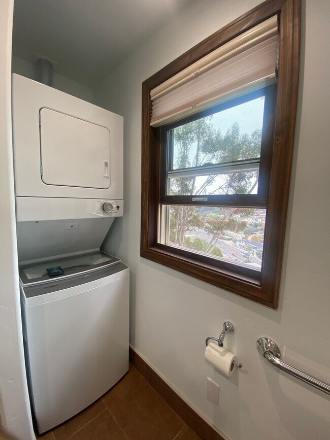 Building Photo - LARGE Mission Hills granny flat w/Loft and A/C!