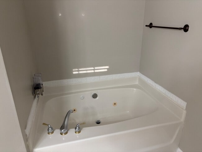 Building Photo - 6 Brookhaven Way