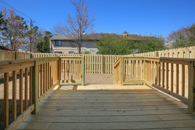 Building Photo - Updated Townhome w/GARAGE in BRANCHWOOD!