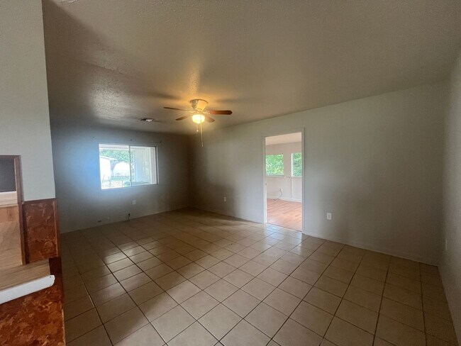 Building Photo - Nice large 3 BR. 1.5 Bath home for rent in Lonoke