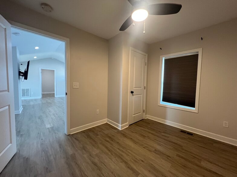 Building Photo - 2117 Gladstone Ave