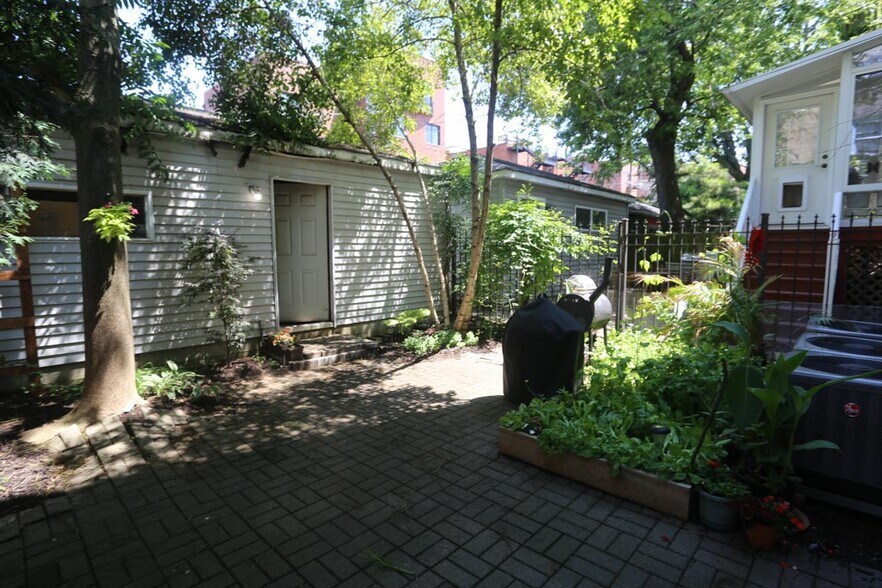 Building Photo - 4849 N Seeley Ave