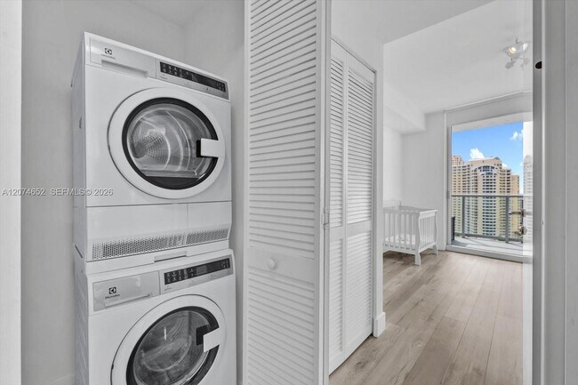 Building Photo - 300 S Biscayne Blvd