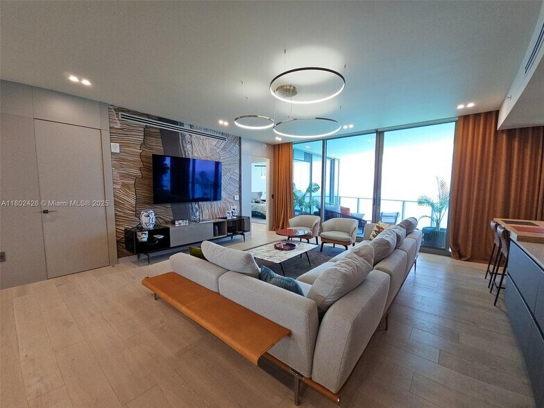 Building Photo - 15701 Collins Ave