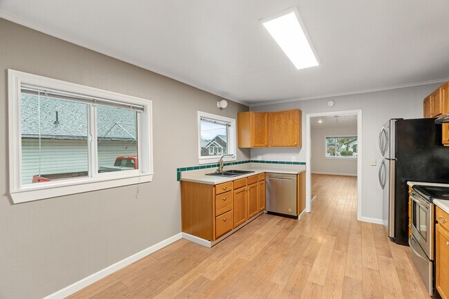 Building Photo - 208 S Chehalis St