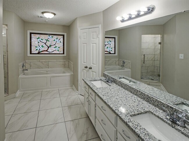 Building Photo - 4 bed, 2.5 bath home with great curb appeal near 385.