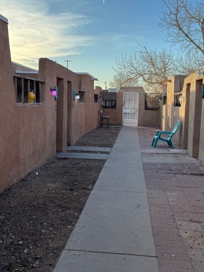 Building Photo - 912 San Pedro Dr SE
