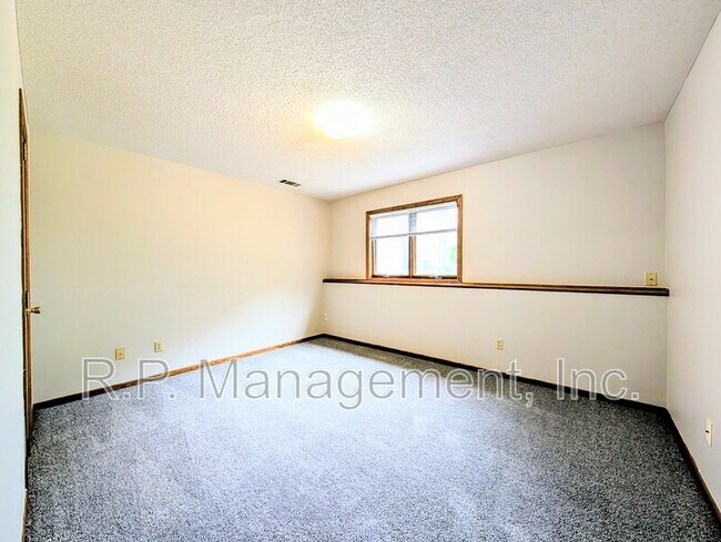 Building Photo - 940 Jefferson Ln