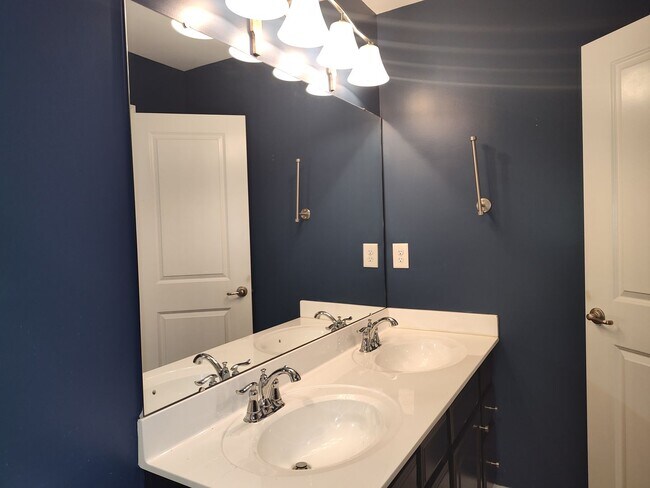 Building Photo - Georgeous 3 bedroom, 2.5 bathroom home located in the Stafford at Longtree community!