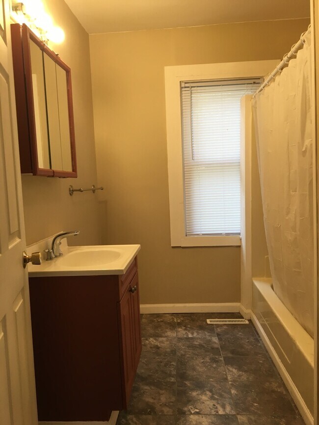 Building Photo - Beautiful 3 Bedroom 1 bath house in St. Paul