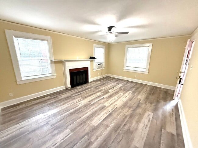 Building Photo - ** 2 bed 1 bath located in Morningview ** Call 334-366-9198 to schedule a self showing