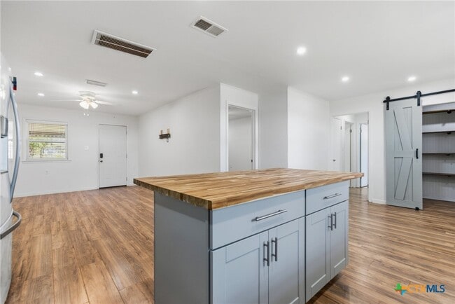 Building Photo - 1307 Summit Dr