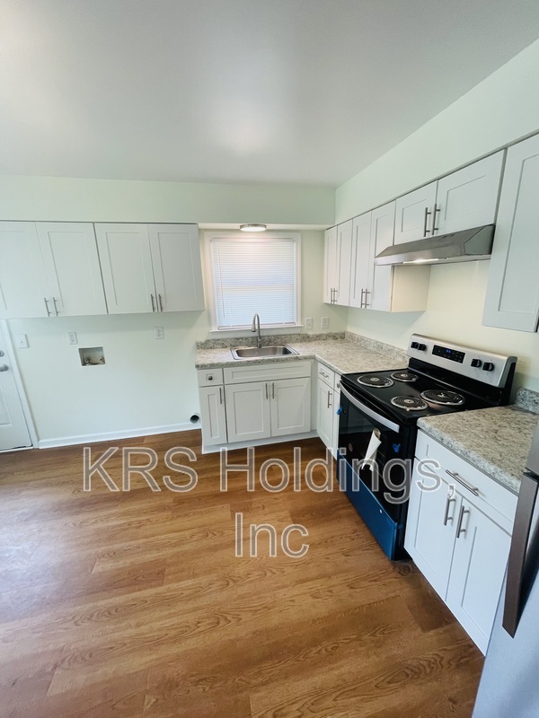 Building Photo - 7384 Kirby Crescent