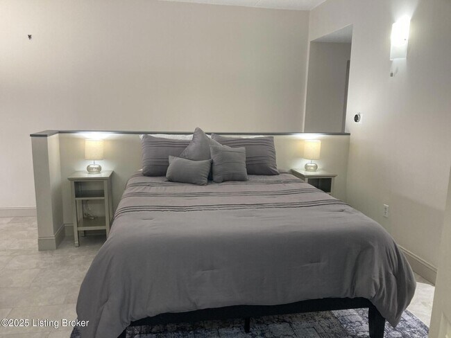 Building Photo - 1 Riverpointe Plaza