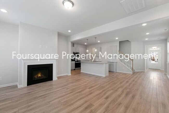 Building Photo - Bright 3-Bed 2.5-Bath End-Unit Townhome with Washer/ Dryer, Granite Kitchen & 2-Car Garage.Conven...