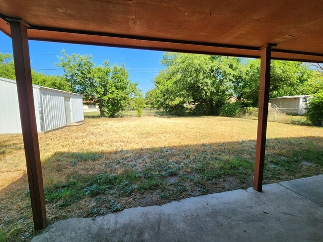 Building Photo - 2303 Daisy Dr