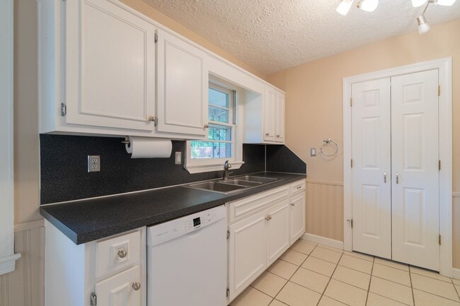 Building Photo - Furnished Midtown 4 Bedroom/2 Bath Home, C...