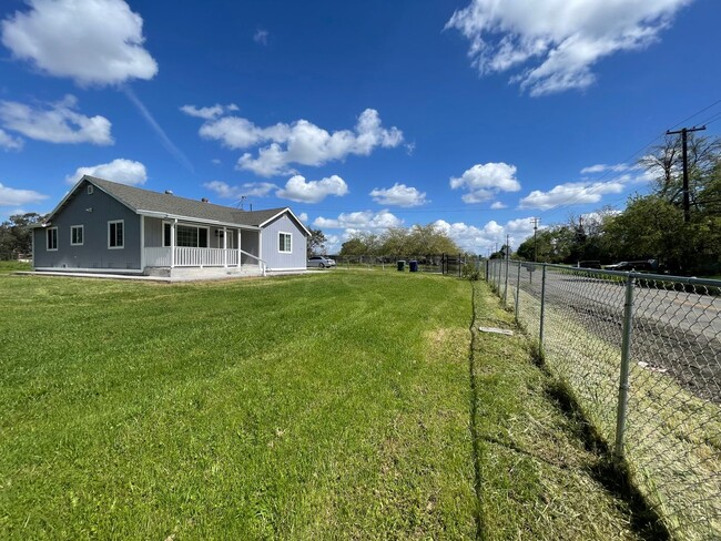 Building Photo - REMODELED 3BD/2BA WITH 1 CAR GARAGE