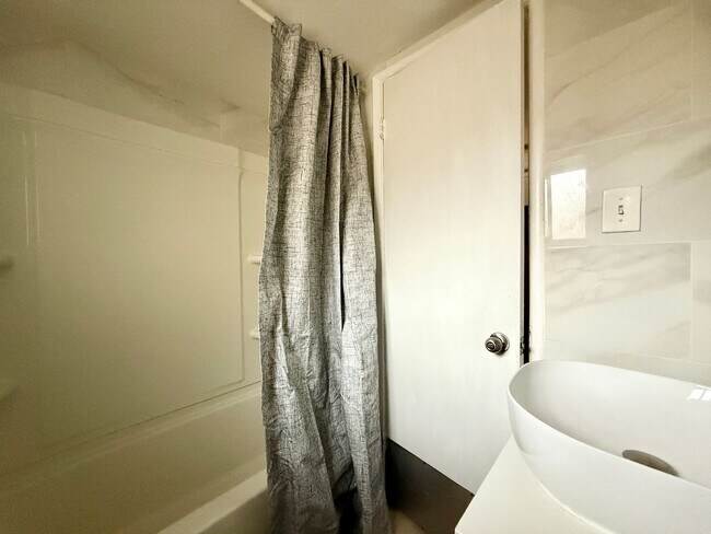 Building Photo - Ready-to-Move 2BR Apartment