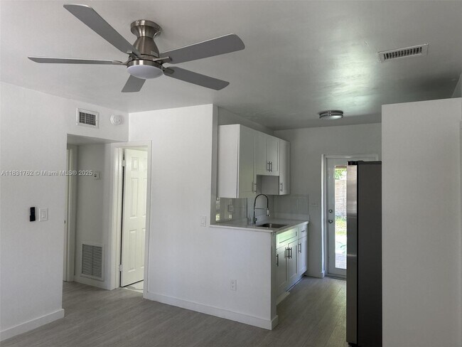 Building Photo - 1754 NE 48th Ct