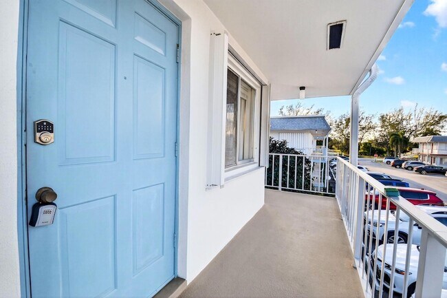 Building Photo - 2880 Lake Osborne Dr