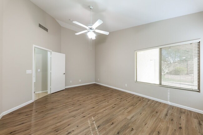 Building Photo - 3556 W Warren Ln