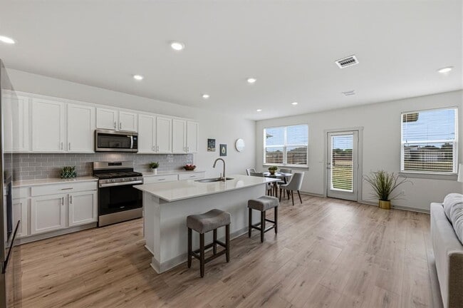 Building Photo - 7511 Traylor Cv