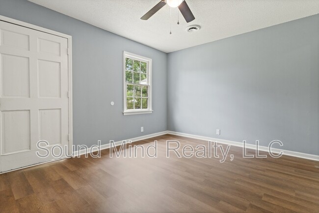 Building Photo - 903 Crawford St S