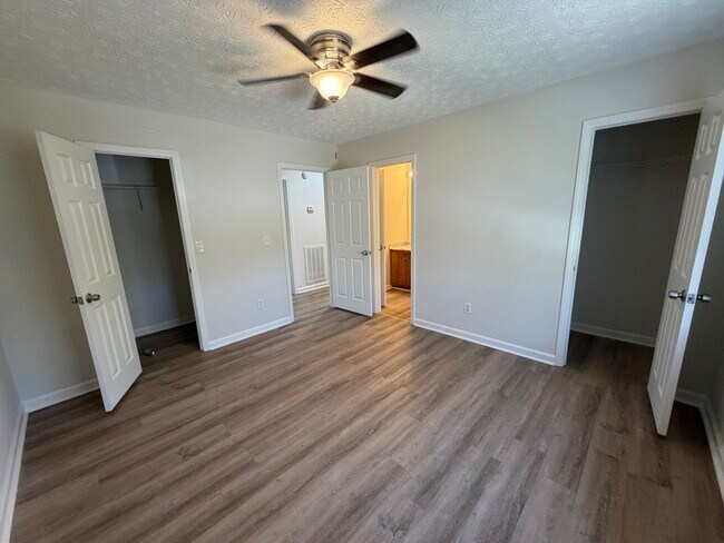 Building Photo - 121 Clyde Dr