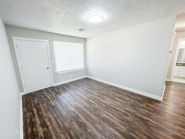 Building Photo - Beautiful 3 Bedroom - 1.5 Bathroom in Must...
