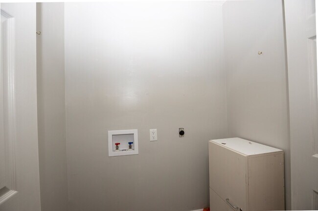 Building Photo - "Charming 3-Bedroom Retreat with Granite Touches and Cozy Fireplace on Winchester Rd!"