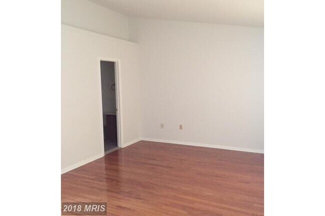 Building Photo - SPACIOUS END  UNIT TH