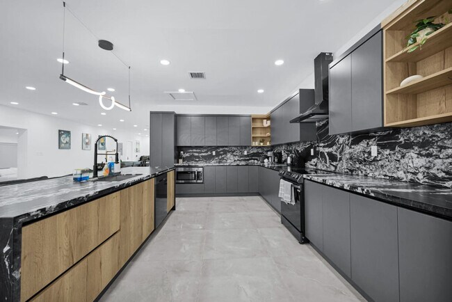 Building Photo - 5313 NE 1st Ave