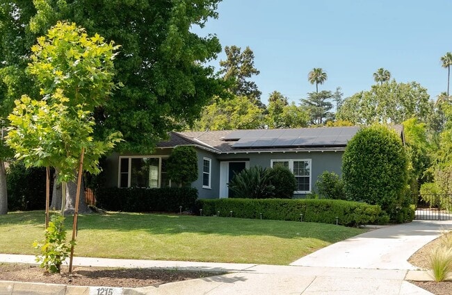 Building Photo - 1215 Sonoma Dr
