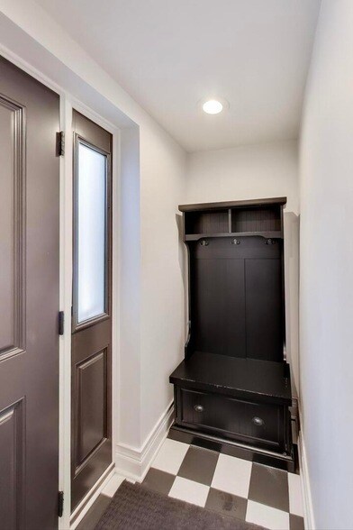 Building Photo - 1402 N La Salle Dr