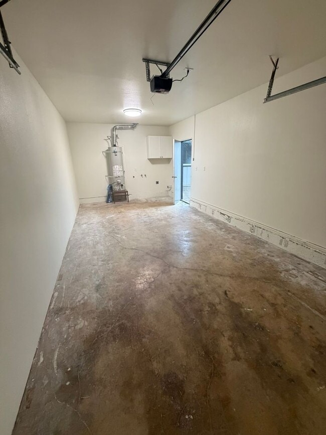 Building Photo - Newly Remodeled 2 Bedroom!