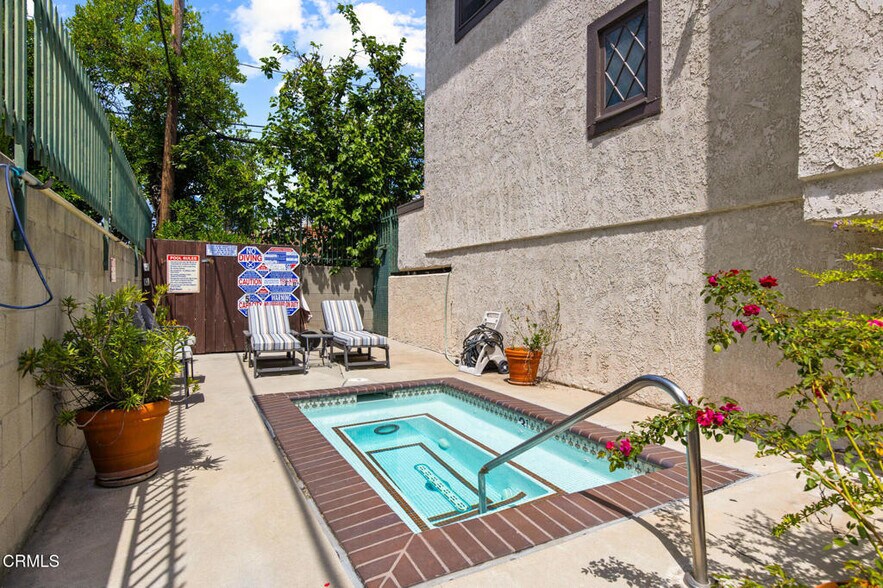 Jacuzzi - 11940 Weddington St