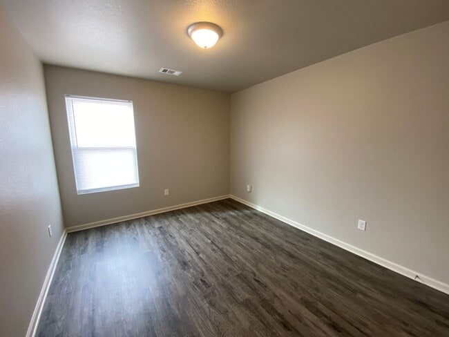 Building Photo - Beautiful 3bed/2bath Home