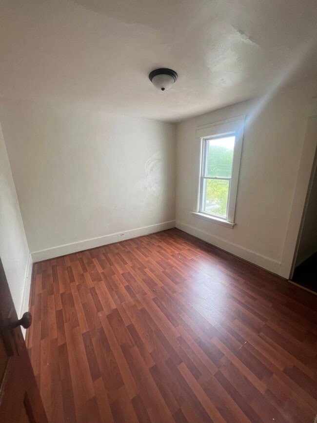 Building Photo - X-Large 4 Bedroom House