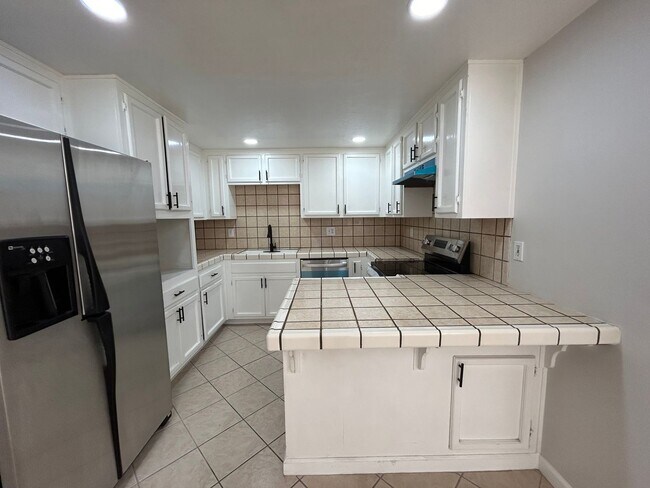 Building Photo - 536 Navarre Pl