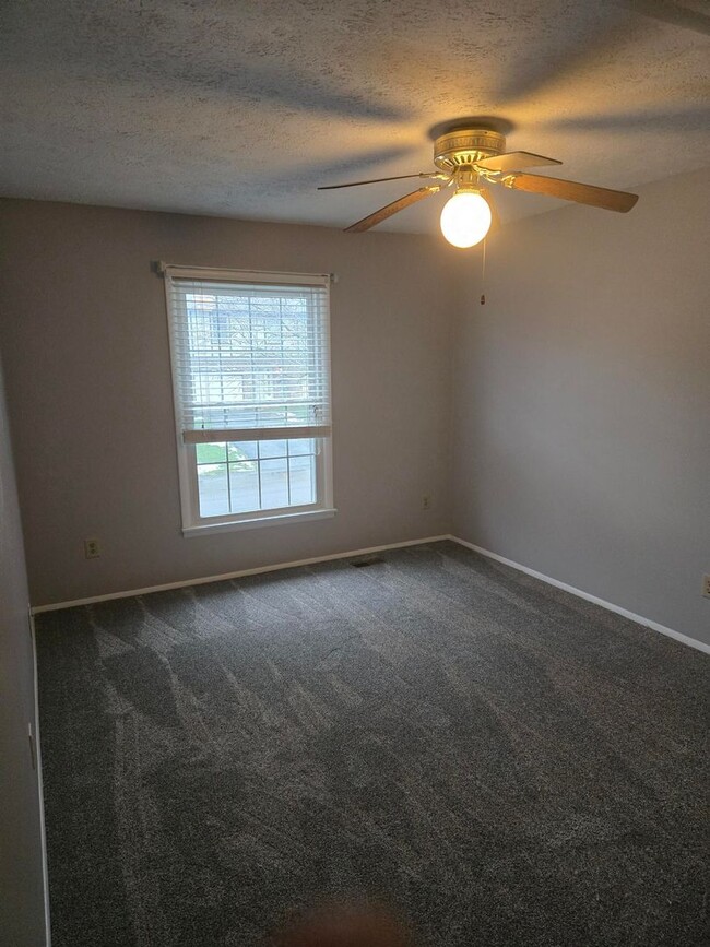 Building Photo - Spacious 3 bedroom townhouse