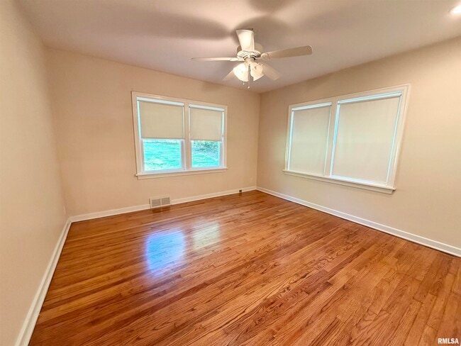 Building Photo - 136 E Hazel Dell Ln