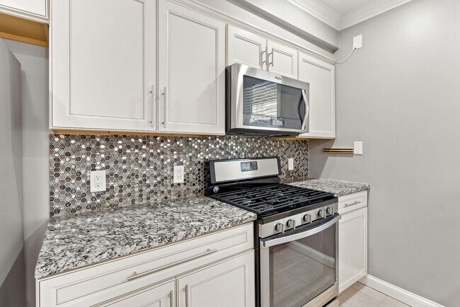 Building Photo - Available Now! 5 Minute Walk From Nats Par...