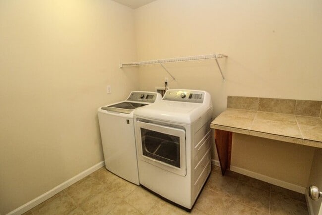 Building Photo - Excellent Snohomish Location. 5bed 3bath 2 Car Garage Sitting on a non through street with very l...