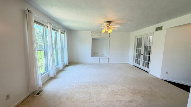 Building Photo - 611 Buttercup Dr