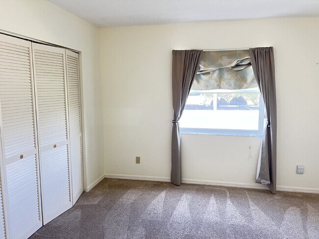 Building Photo - Great first floor Condo - Annual Lease