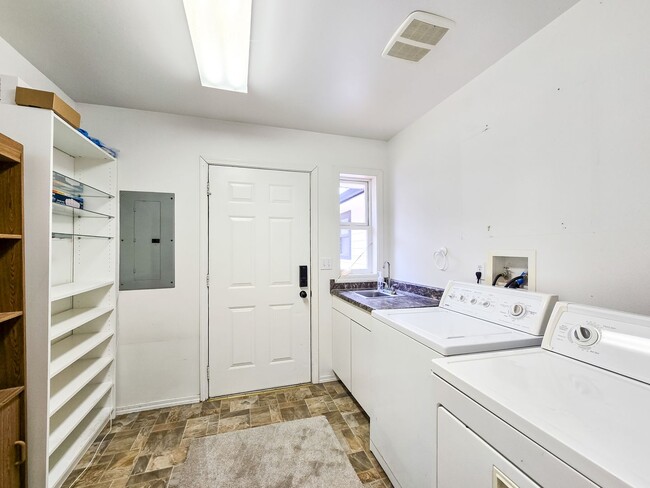 Building Photo - Modern 3BD 2BA Rambler